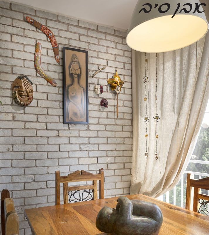 חיפוי קיר סלון בבריקים