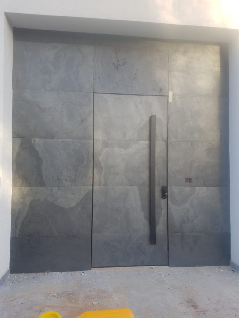 חיפוי באבן על דלת כניסה