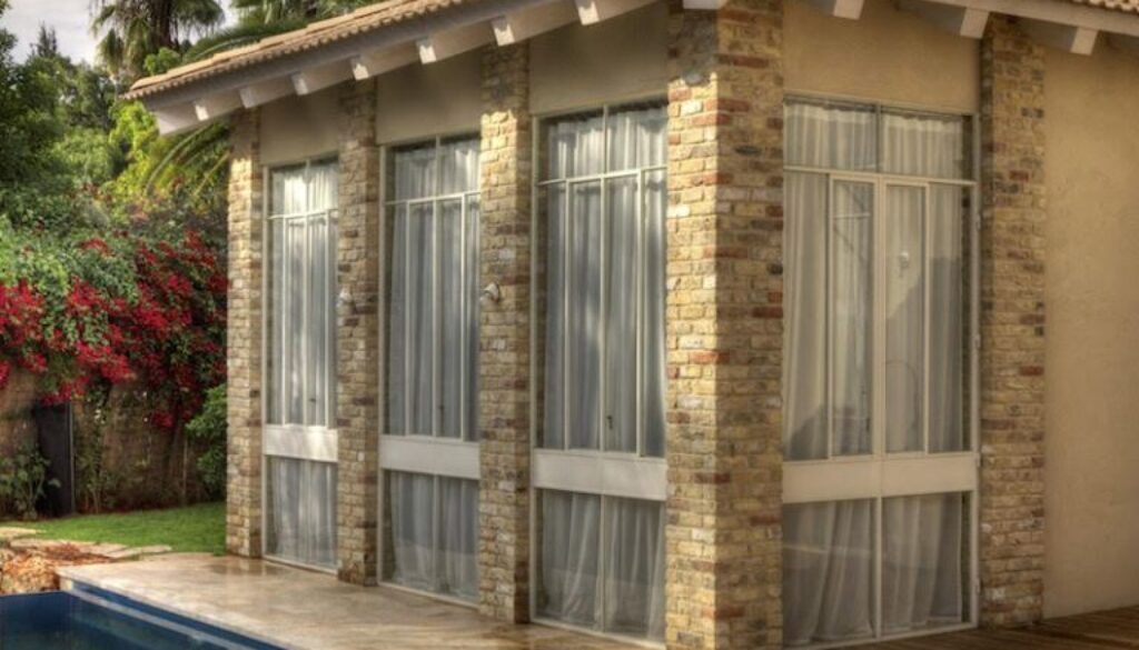 ריצוף חוץ מאבן טבעית ליד בריכה