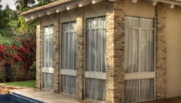 ריצוף חוץ מאבן טבעית בבריכה ריצוף חוץ מאבן טבעית ליד בריכה