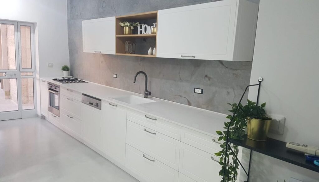 חיפוי מטבח באבן דקה