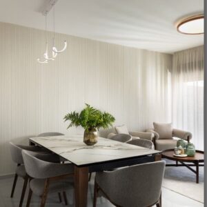 קיר פינת אוכל בחיפוי בטון מסורק צר של אבן סיב