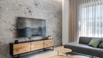 חיפוי קיר טלויזיה עם האבן האלסטית של אבן סיב ( עיצוב נירה דידי)