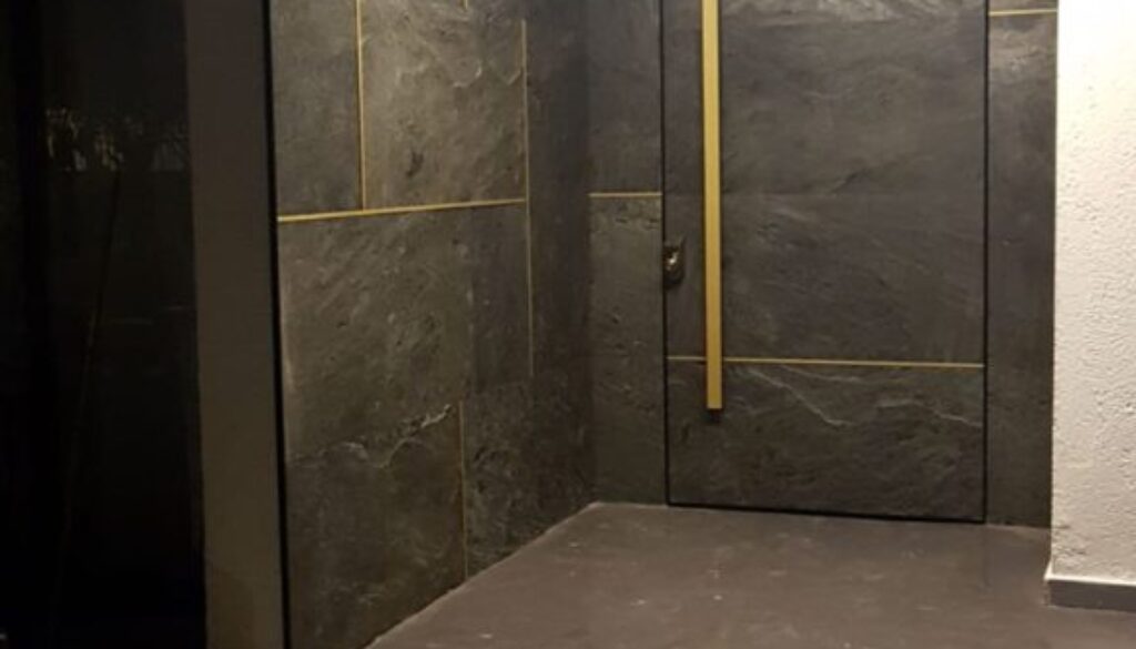 חיפוי דלת כניסה לבית על ידי האבן האלסטית של אבן סיב