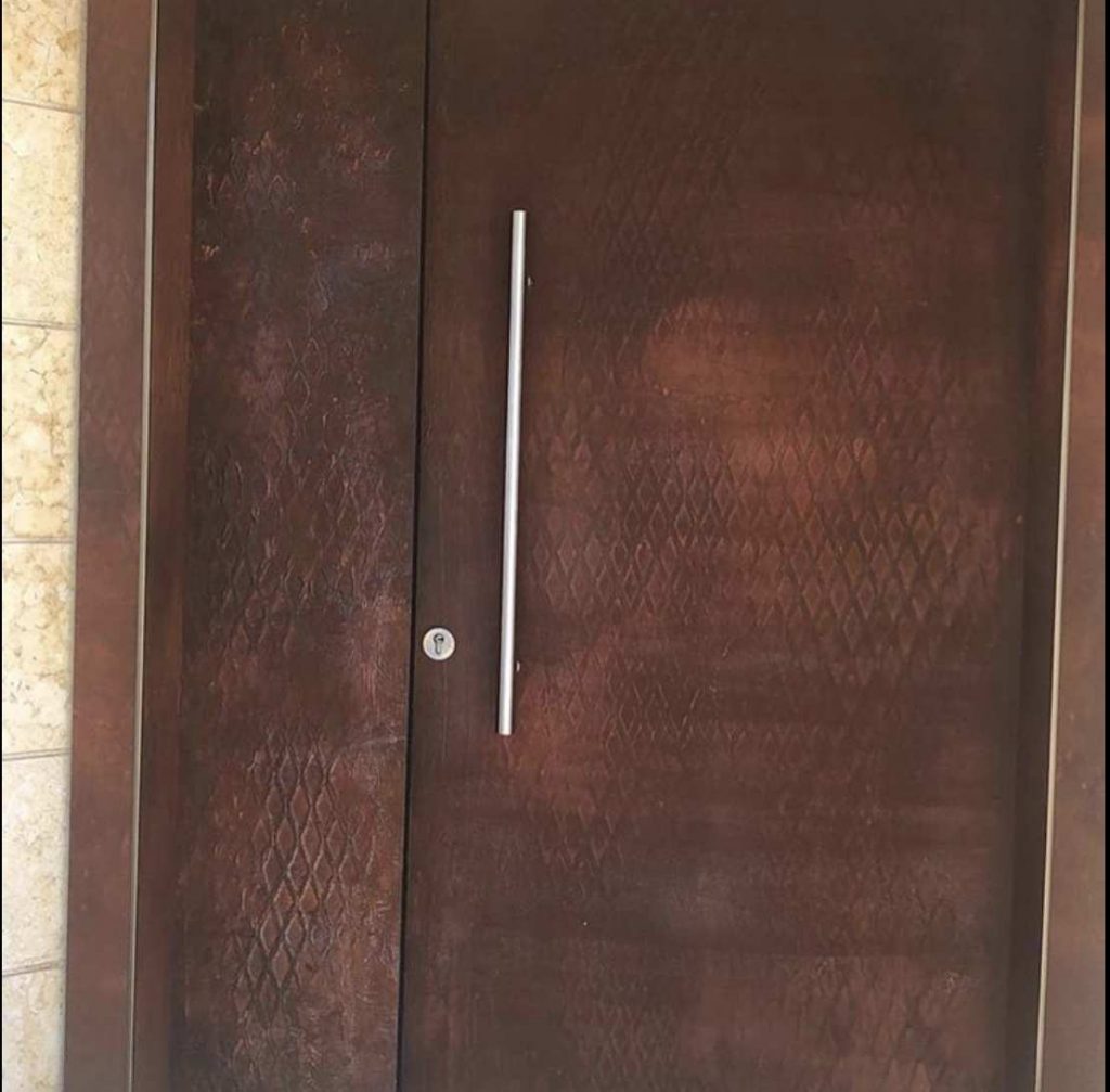 חיפוי חוץ על דלת כניסה