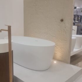 חיפוי קיר באבן אלסטית באמבטיה חיפוי קיר באבן אלסטית באמבטיה